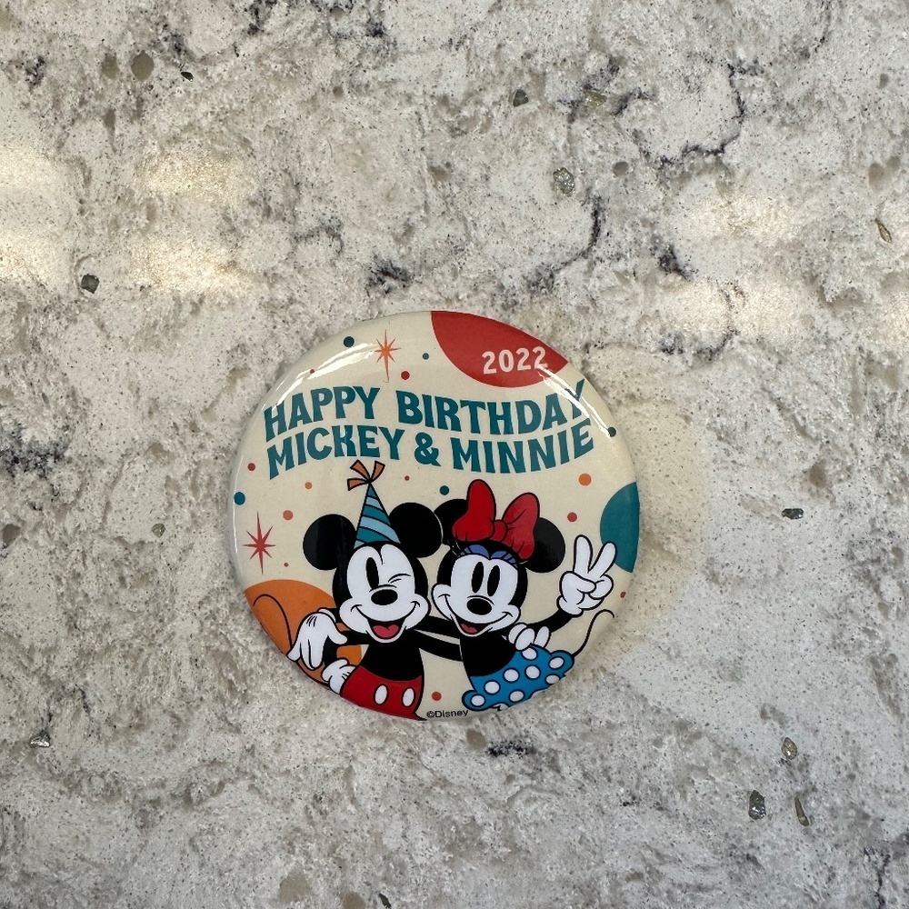 2022‎ Disney Happy Birthday Button - Picture 2 of 3